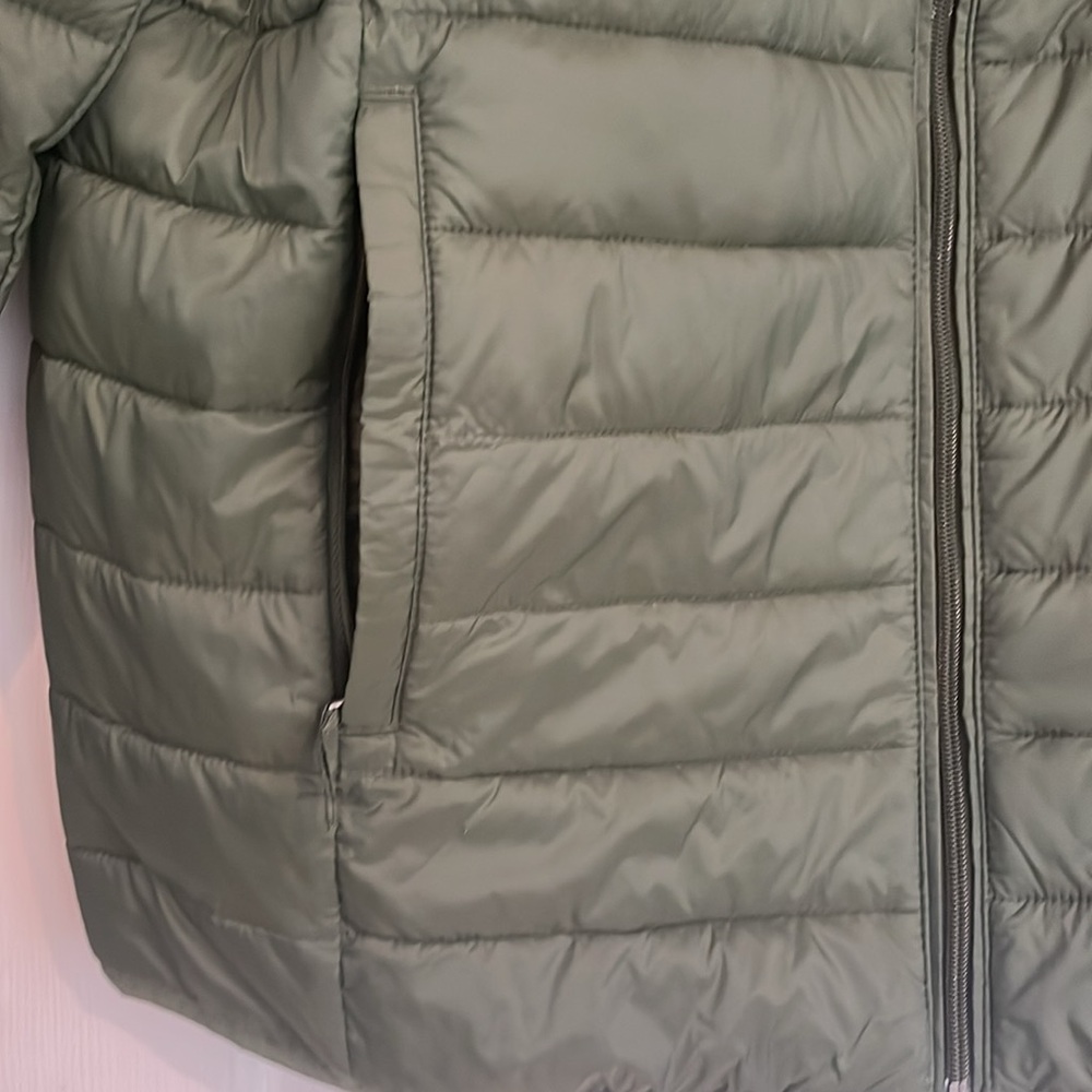 Amazon Essentials Women's Green Puffer Jacket - Picture 4 of 4